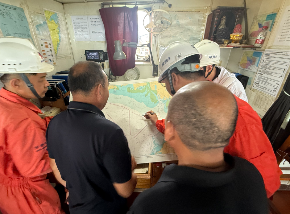 市渔业协会联合盘锦海事局开展商渔船长“面对面”交流活动-渔船船主登商船观摩 共筑海上安全防线